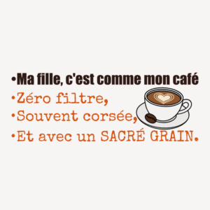 Citation humoristique « Ma fille, c’est comme mon café : zéro filtre, souvent corsée et avec un sacré grain », accompagnée d’une tasse de café marron et orange.