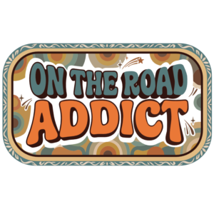 Texte On the Road Addict en lettres orange et gris bleuté, entouré d’un cadre arrondi avec des motifs géométriques rétro beiges, bruns et turquoise.