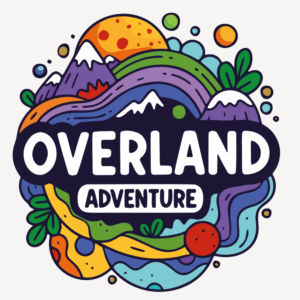Illustration colorée avec le texte Overland Adventure entouré de montagnes enneigées, de chemins sinueux, de feuillages et d’un soleil orange