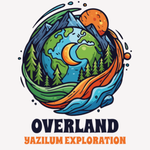 Illustration Overland Exploration avec la planète Terre entourée de montagnes enneigées, de sapins, de vagues et d’un soleil orange